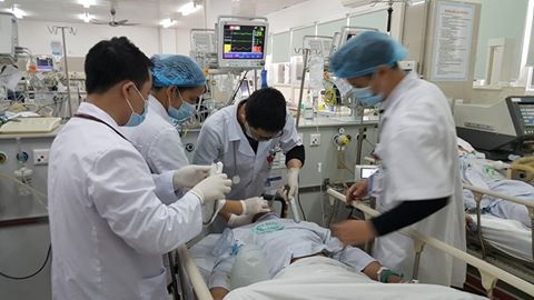 Cấp cứu một ca ngộ độc rượu tại BV Bạch Mai. Ảnh: H.Hải