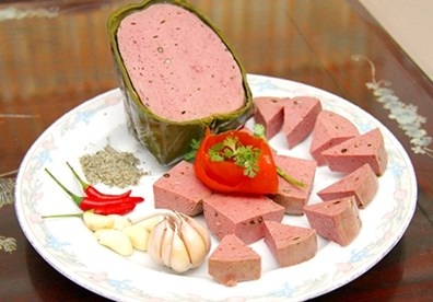 Về cảm quan, hương vị người tiêu dùng khó nhận biết được giò bò nhưng lại được làm từ thịt lợn.