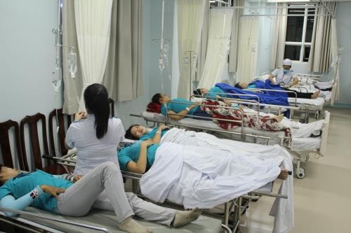 Vụ 300 công nhân ngộ độc: Yêu cầu đình chỉ hoạt động cơ sở cung cấp suất ăn - 1 Không chỉ những công nhân ăn thức ăn mặn bị ngộ độc mà một số công nhân ăn chay trong bữa ăn trưa, gồm sườn nam ram chay, canh chua rau muống và giá cũng bị ngộ độc.