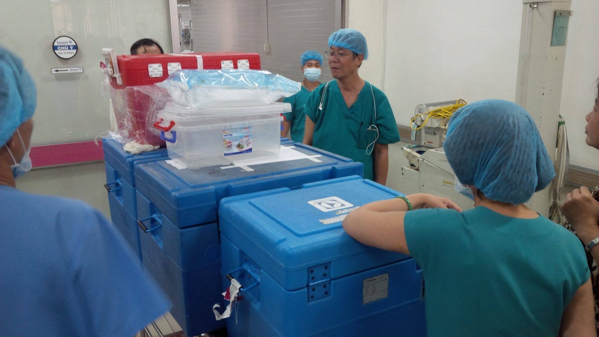 Phút mặc niệm "đặc biệt" trong ca ghép tạng xuyên Việt - 3 Phút mặc niệm "đặc biệt" trong ca ghép tạng xuyên Việt - 3