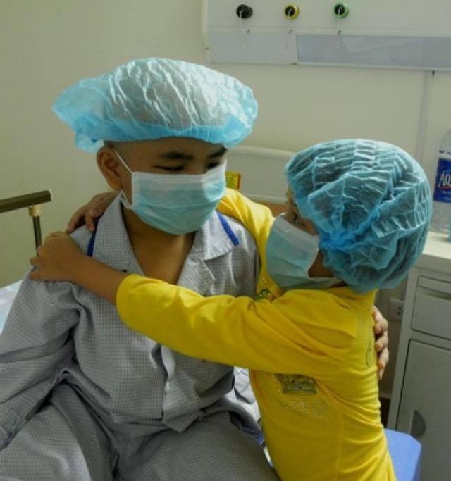 Nhiều bệnh nhân đứng trước “cửa tử” được cứu nhờ ghép tế bào gốc - 2
Bệnh nhân suy tủy xương Trần Ngọc Ánh được ghép tế bào gốc thành công, từ nguồn tủy cho là cô em gái 5 tuổi. Ảnh: T.T