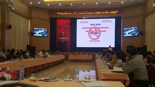 Nhà hàng gặp khó khi mời khách hút thuốc ra ngoài - 1 Bà Hương cho biết, sẽ yêu cầu các phường thực hiện việc xử phạt nghiêm vi phạm nhà hàng không khói thuốc, với phương châm phạt để có ý thức thực thi. Ảnh: H.Hải