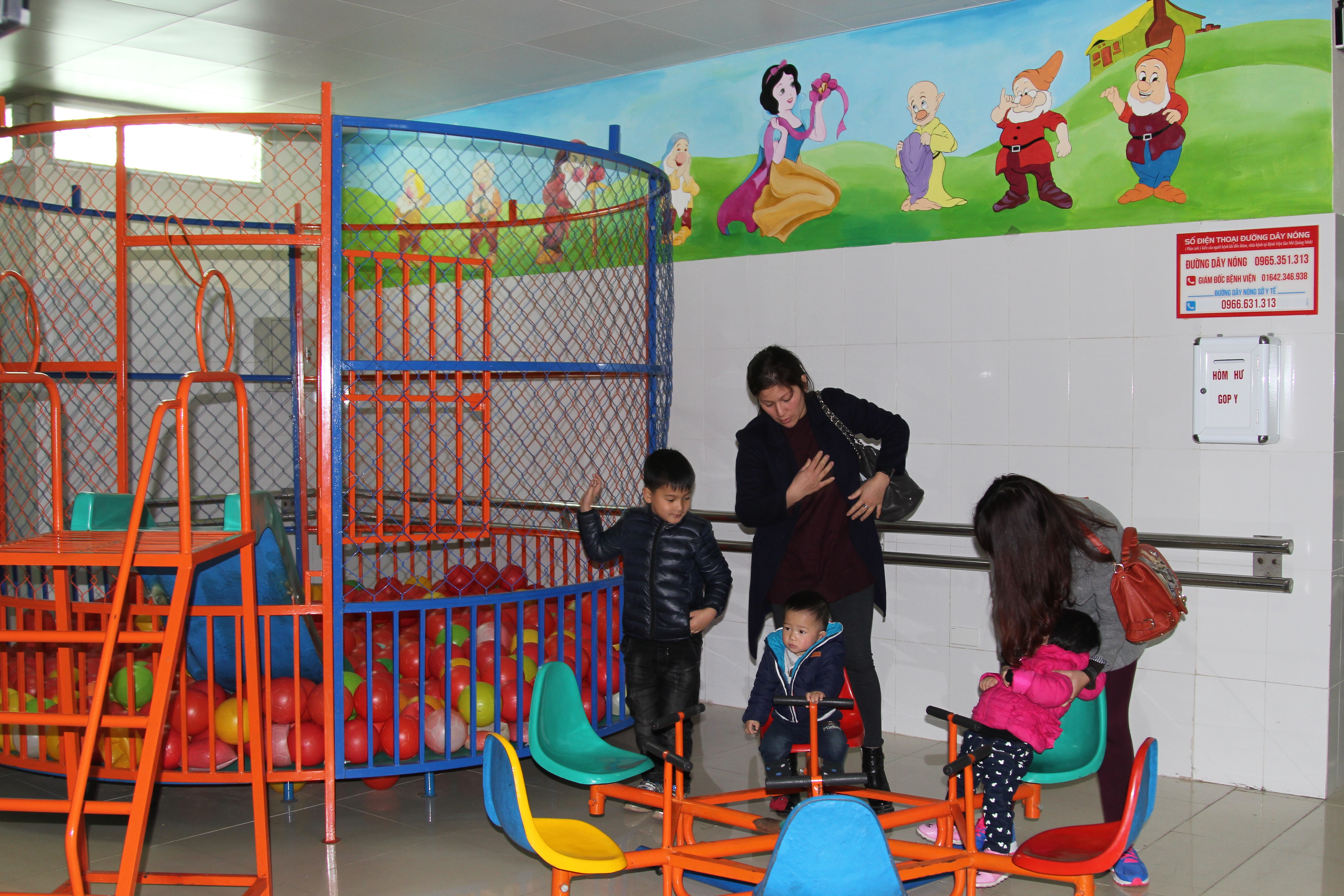 Nhiều BV được xây mới khang trang như khách sạn. Trong ảnh, tại BV Sản nhi Quảng Ninh có cả sảnh chơi cho trẻ em. Ảnh: H.Hải