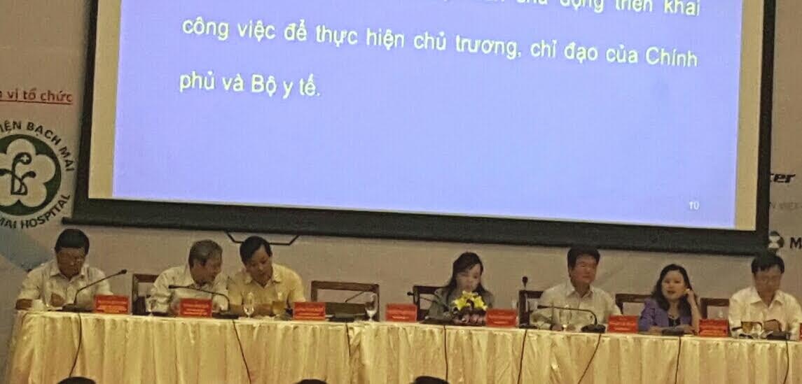 Tiếp tục điều chỉnh viện phí từ tháng 8/2016 - 1
Bộ trưởng Bộ Y tế (ngồi giữa) tham dự Hội nghị (Ảnh: H.Hải)