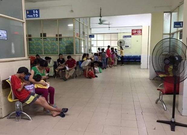 Bệnh viện Nhi Trung ương: Khám lúc 7h để tránh nắng nóng - 1 Tại các sảnh chờ khám được trang bị thêm ghế, quạt để chống nắng cho người bệnh. Ảnh: Đ.H