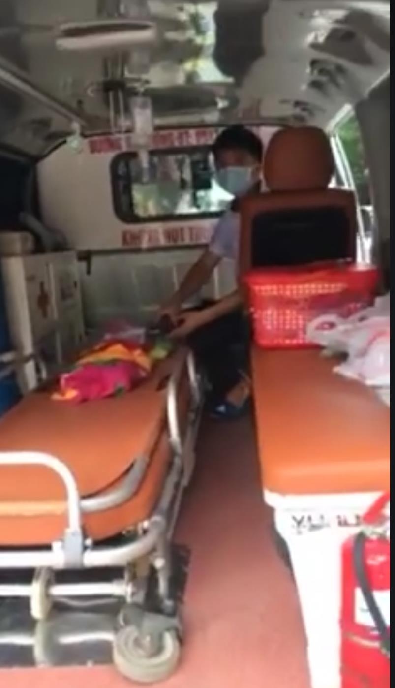 Bệnh viện không thể “khoán trắng” dịch vụ thuê ngoài cho đối tác - 1 Vụ việc ồn ào liên quan đến bảo vệ BV Nhi Trung ương chặn xe cứu thương chở bệnh nhân nặng từng khiến dư luận bức xúc.