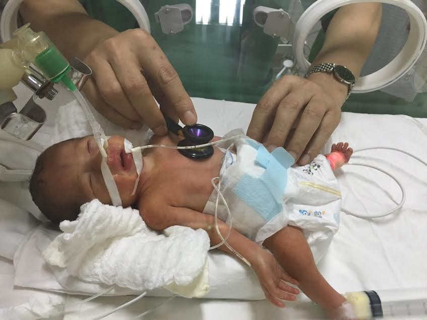 Con trai sản phụ từ chối chữa ung thư đã được cai thở máy - 1 Hiện bé Trần Gấu đã được cai thở máy sau 22 ngày sinh.
