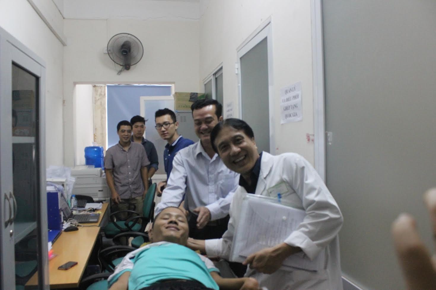 Nam thanh niên Hà Tĩnh mong muốn được... hiến đầu - 1
Anh Long đã được GS Sơn và cán bộ Trung tâm Điều phối quốc gia về ghép bộ phận cơ thể người đón tiếp chu đáo, giải thích về nguyện vọng của anh và động viên, tư vấn anh tiếp tục điều trị.