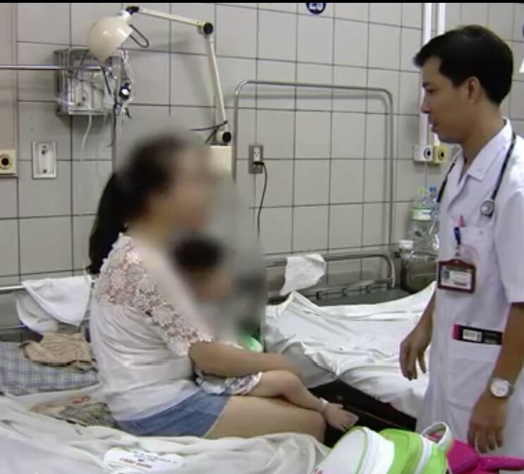Con viêm phổi vì mẹ rửa mũi nhầm nước cồn - 1 Em bé 1 tuổi phải nhập viện điều trị viêm phổi vì rửa mũi bằng cồn.