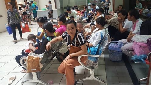 Ùn ùn trẻ nhập viện, bệnh hô hấp bước vào giai đoạn đỉnh điểm - 2 Lượng bệnh nhi đến khám vì các bệnh lý hô hấp tăng mạnh tại BV Bạch Mai. Ảnh: T.A