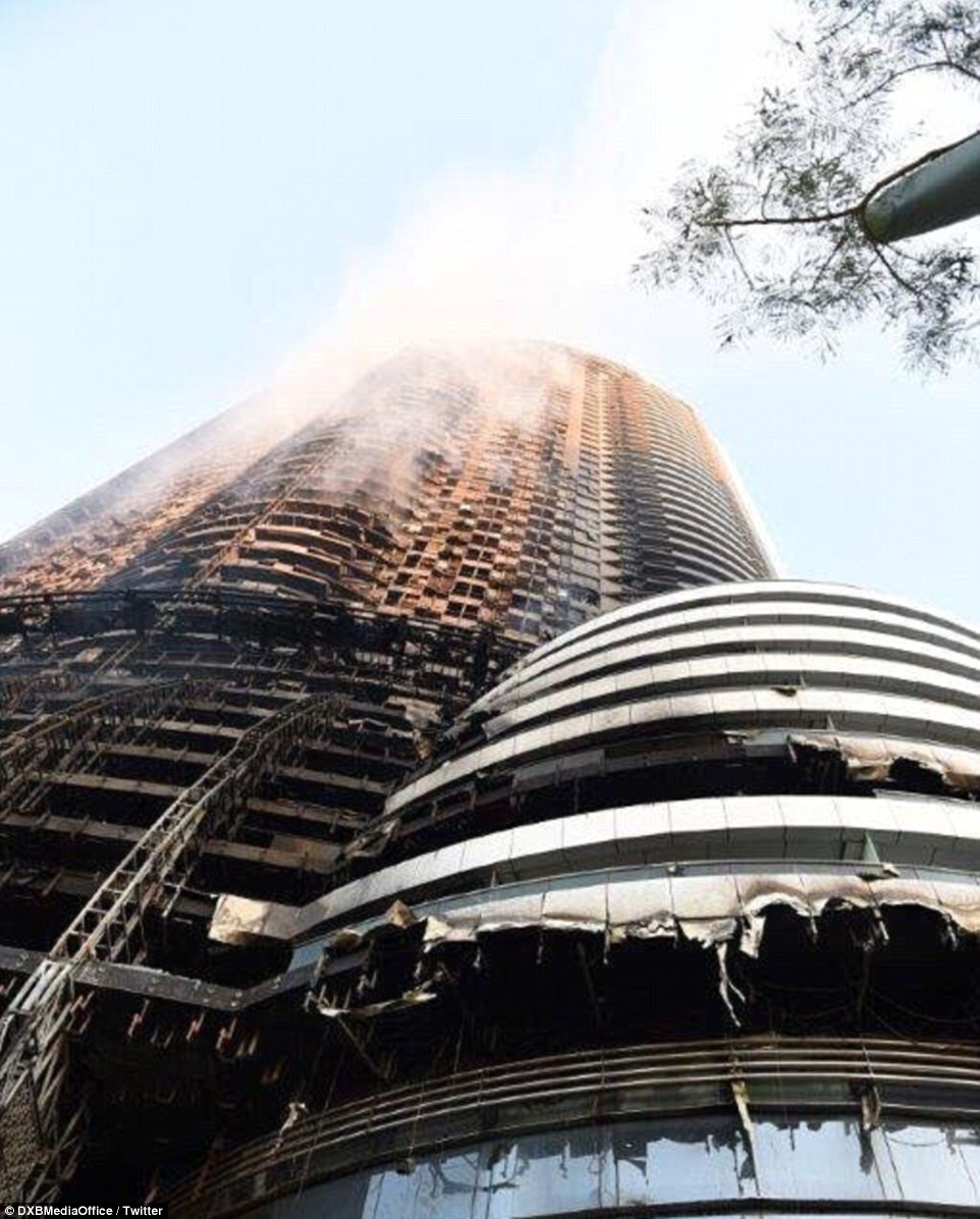 Nhân chứng miêu tả cảnh lửa ngùn ngụt bao trùm khách sạn Dubai - 3
Khách sạn siêu sang bị cháy đen sau vụ hỏa hoạn mặc dù lính cứu hóa đã dập tắt ngọn lửa khoảng 1 tiếng rưỡi sau đó. (Ảnh: Twitter)