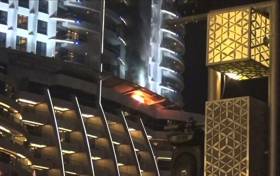 Nhân chứng miêu tả cảnh lửa ngùn ngụt bao trùm khách sạn Dubai - 4 Ngọn lửa bốc lên từ tầng 20 sau lan rộng ra 20 tầng khác trong vòng 10 phút. (Ảnh: AP)