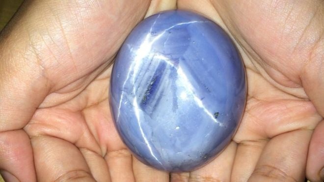 Phát hiện viên đá sapphire xanh có giá 100 triệu USD - 1 Viên sapphire sao xanh lớn nhất thế giới được đặt tên “The Star of Adam”. (Ảnh: BBC)