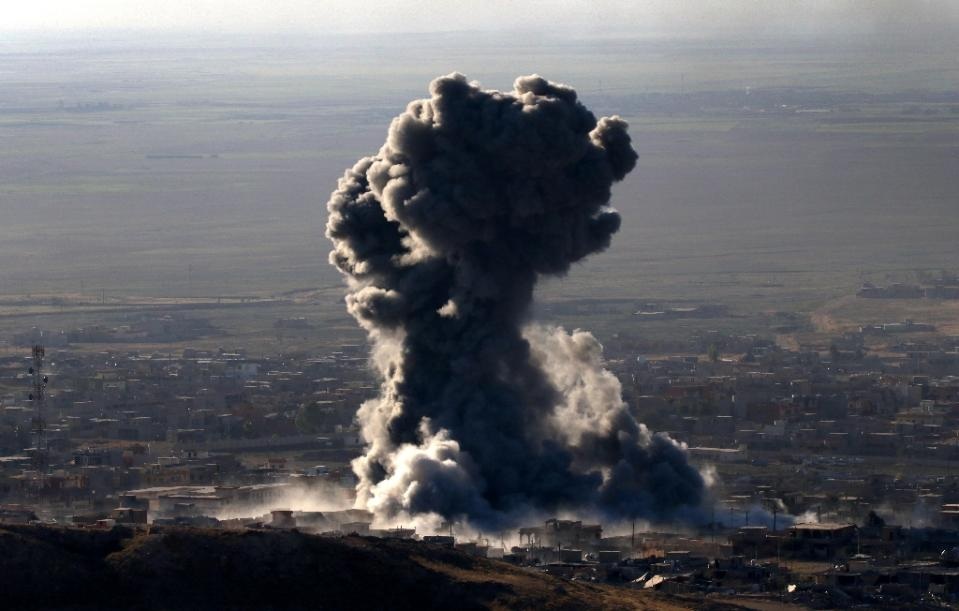 Liên quân không kích "kho tiền" của IS - 1
Liên quân không kích một căn cứ của IS ở Mosul hồi tháng 11/2015. (Ảnh minh họa: AFP)