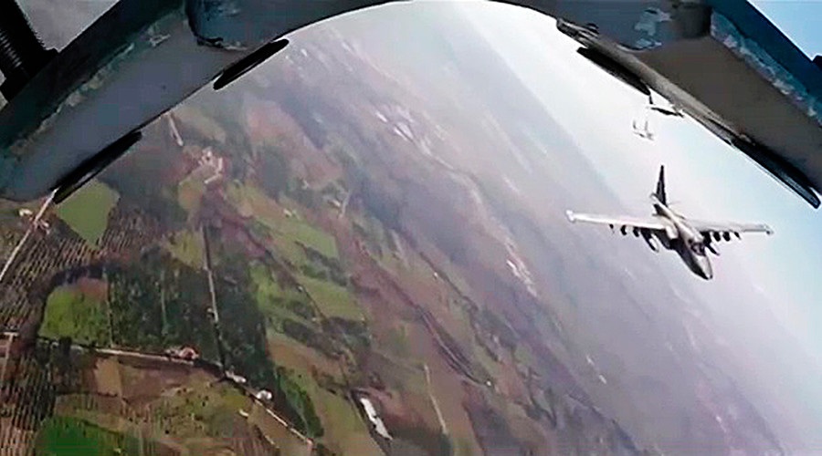 Chiến đấu cơ Syria lần đầu yểm trợ Nga không kích IS - 1 Máy bay Su-25 của Nga được yểm trợ bởi chiến đấu cơ Mig-29 của Syria. (Ảnh: Sputnik)