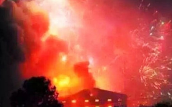 Ngọn lửa bao trùm nhà máy sản xuất pháo hoa. (Ảnh: SCMP)