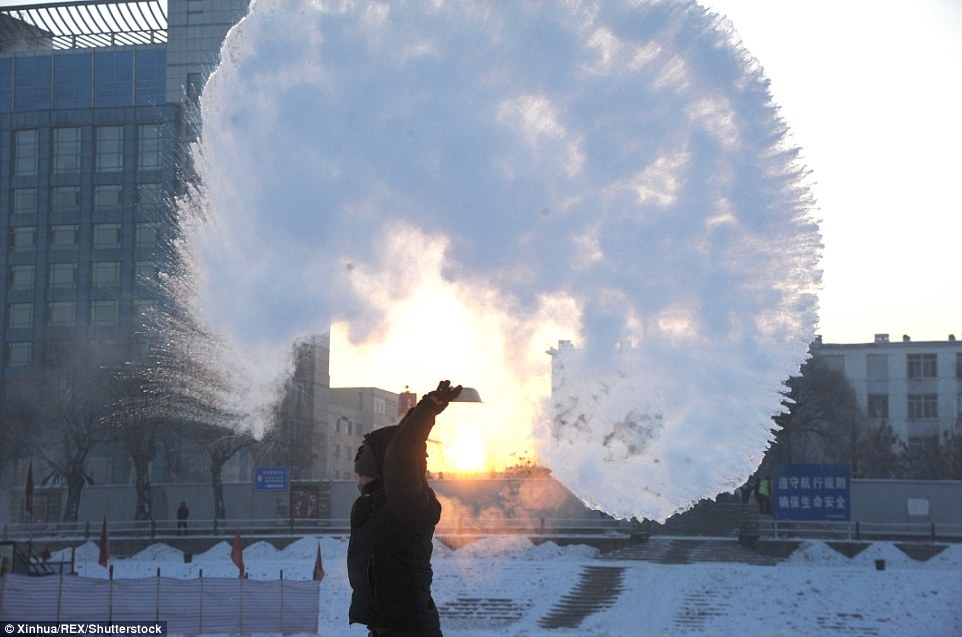 Thời tiết ở Trung Quốc lạnh đến nỗi, khi hất nước nóng ra ngoài, nước lập tức đóng băng. (Ảnh: Dailymail)
