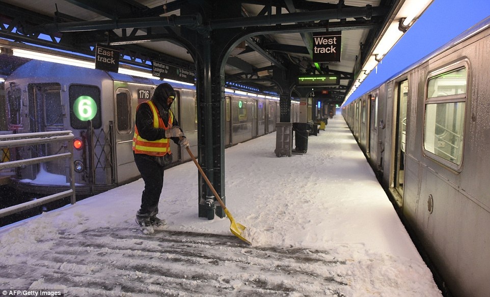 Mỹ bắt đầu dọn dẹp sau trận bão tuyết dữ dội - 5 Tại New York, các tuyến tàu điện ngầm và xe buýt đều đã hoạt động trở lại trong khi nhiều tuyến đường cũng được mở lại cho xe cộ lưu thông. (Ảnh: AFP)