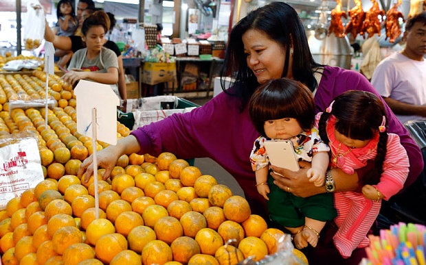 Hàng không Thái Lan bán vé máy bay cho búp bê - 3 Búp bê được cho là có thể mang lại may mắn và giàu sang cho chủ sở hữu. (Ảnh: EPA)