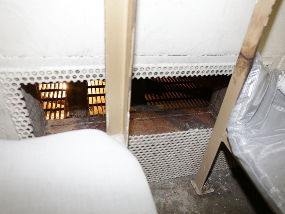 Tù nhân gốc Việt vượt ngục gây chấn động nước Mỹ - 2 3 tên được cho là đã cắt ít nhất 4 lớp sắt và thanh sắt dày để trèo lên được mái nhà. (Ảnh: AP)