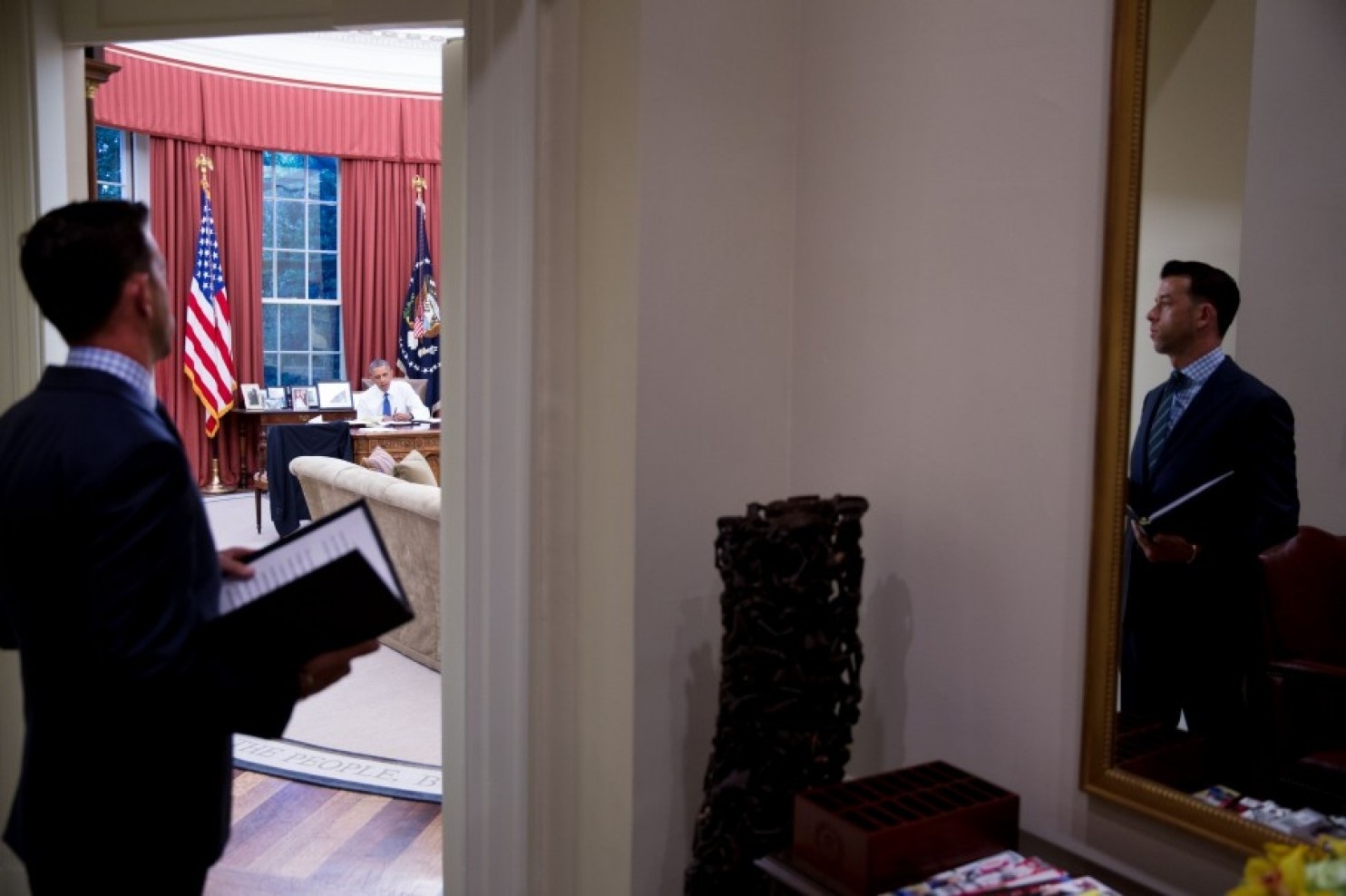Chân dung người đọc được cả suy nghĩ của Tổng thống Obama - 1 Từ bàn làm việc của mình, Mosteller là người duy nhất ở Nhà Trắng có thể nhìn trực tiếp vào bàn làm việc của Tổng thống. (Ảnh: Washington Post)