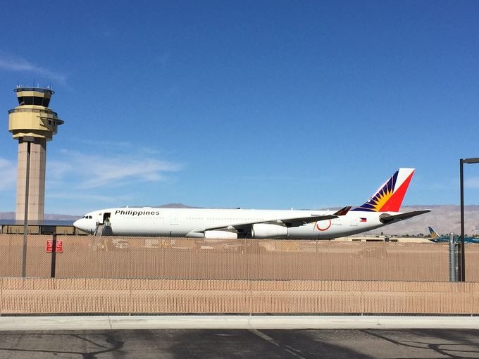 Cạnh máy bay Air Force C-32 là máy bay Airbus A340 chở Tổng thống Philippines Noynoy Aquino.(Ảnh: The Desert Sun)