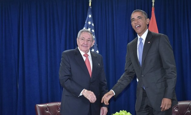 Tổng thống Obama sắp có chuyến thăm lịch sử tới Cuba - 1 Chủ tịch Raul Castro và Tổng thống Obama. (Ảnh: Getty Images)