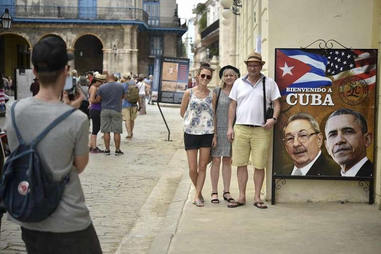 Người Cuba phấn khởi chào đón Tổng thống Mỹ Obama - 13 Chuyến thăm lịch sử của ông Obama được cho là sẽ đánh dấu một bước ngoặt nữa trong chính sách ngoại giao của Mỹ trước khi ông kết thúc nhiệm kỳ vào năm sau. (Ảnh: AP)