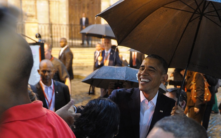 Người Cuba phấn khởi chào đón Tổng thống Mỹ Obama - 8 Tổng thống Obama tiếp chuyện thân thiện với du khách bên ngoài nhà thờ ở Havana. (Ảnh: AFP)