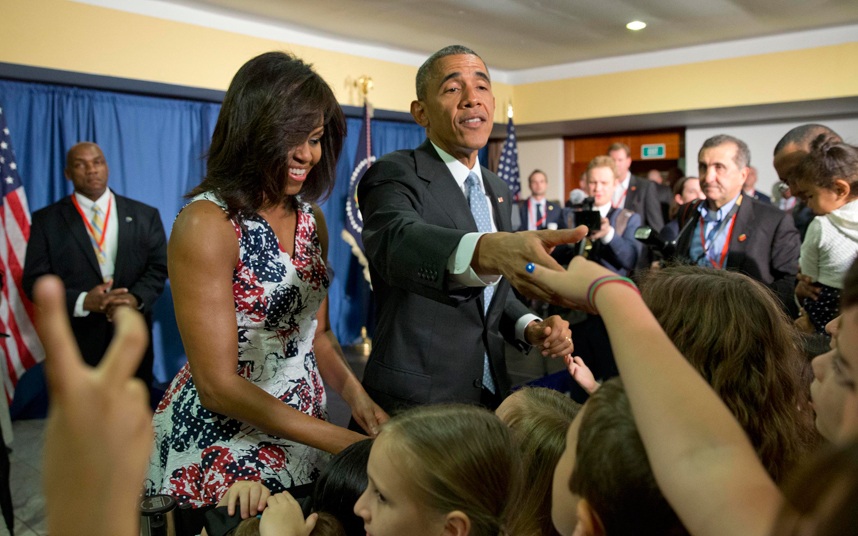 Người Cuba phấn khởi chào đón Tổng thống Mỹ Obama - 10 Sau khi đặt chân đến Havana, ông Obama cũng đã có cuộc gặp mặt với các quan chức Đại sứ quán Mỹ tại khách sạn Melia Habana. (Ảnh: AP)