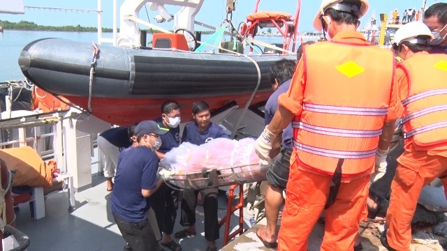 Đưa thi thể của 11 thuyền viên trong vụ nổ tàu cá vào bờ - 1
Thi thể các thuyền viên tử nạn được đưa vào bờ