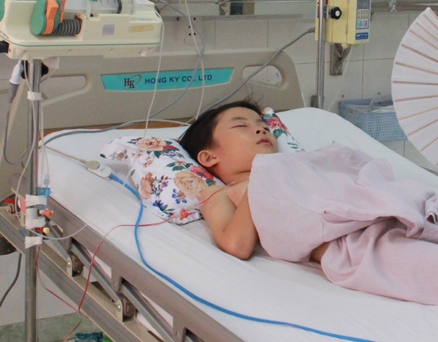 2 bé trai nguy kịch vì bị ong vò vẽ đốt hàng chục mũi - 1 Hiện bé Bảo đang phải lọc máu