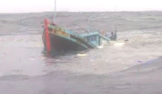 Tàu BTH 98595 TS bị tông vỡ và từ từ chìm xuống biển (ảnh cắt từ clip ngư dân cung cấp)