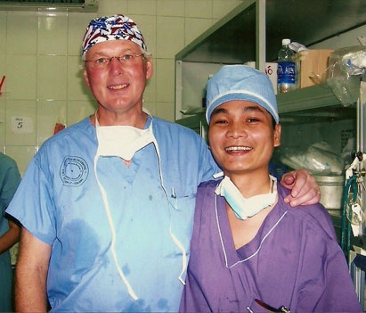 Phẫu thuật hàm hô móm với NCS. BS Nguyễn Hữu Nam tại Bệnh viện KIM - 4 Bs Andrew chuyên gia phẫu thuật tạo hình người Canada hướng dẫn bác sĩ Nam – Kim Hospital phẫu thuật vào năm 2007 khi Bs Nam đang là nghiên cứu sinh lấy bằng tiến sĩ