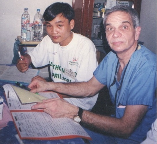 Phẫu thuật hàm hô móm với NCS. BS Nguyễn Hữu Nam tại Bệnh viện KIM - 7 Bs Nam – Phòng khám phẫu thuật thẩm mỹ Kim cùng bác sĩ Richard (Hoa Kỳ) chuyên gia trong phục hình hàm mặt năm 2000 khi Bs Nam mới tốt nghiệp bác sĩ DHYD tphcm