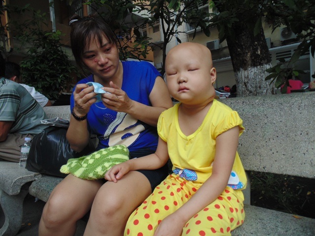Sự sống mong manh của bé gái 5 tuổi mắc chứng ung thư hạch - 1
5 tuổi, trải qua 2 cuộc đại phẫu nhưng khối u trên cổ bé Tuyết vẫn đang phát triển xấu