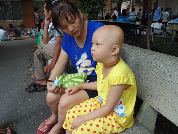 Sự sống mong manh của bé gái 5 tuổi mắc chứng ung thư hạch - 5 Nhìn đứa con gái nhỏ bé đau đớn vì khối u và thuốc hành hạ, chị Vy cứ ôm chặt con vào lòng mà khóc trắng cả đêm