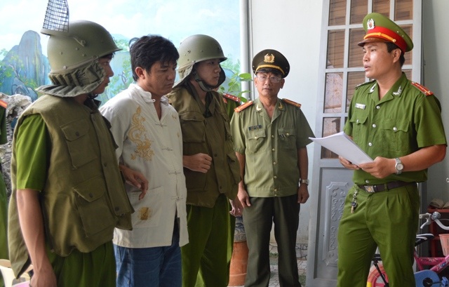 Bắt 3 đối tượng lừa bán đất nhà nước đã đền bù, giải tỏa - 1
Cơ quan chức năng thực hiện khám xét nhà các đối tượng
