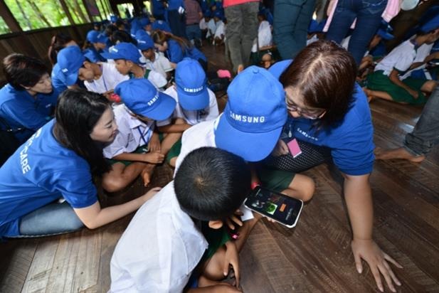 Hoạt động cộng đồng, lan tỏa niềm vui - 2 Tình nguyện viên giúp học sinh Myanmar trải nghiệm học tập vui chơi bằng công nghệ