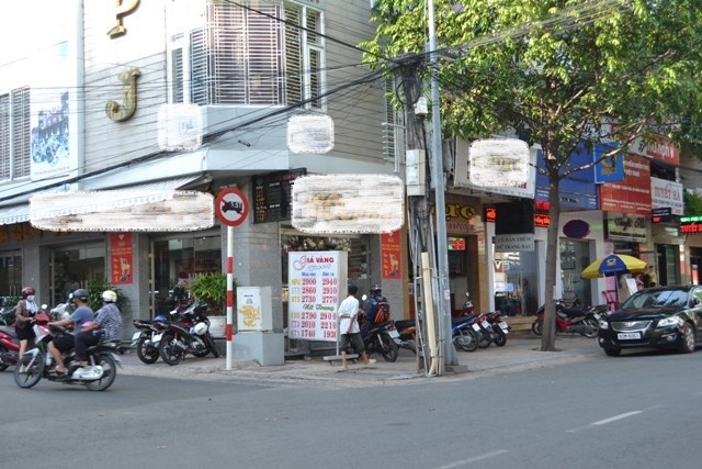 Khởi tố 1 đối tượng trong vụ lừa bán 58kg vàng cám giả - 1
Tiệm vàng nơi xảy ra vụ lừa đảo bán 58kg vàng cám giả do các đối tượng người nước ngoài thực hiện.