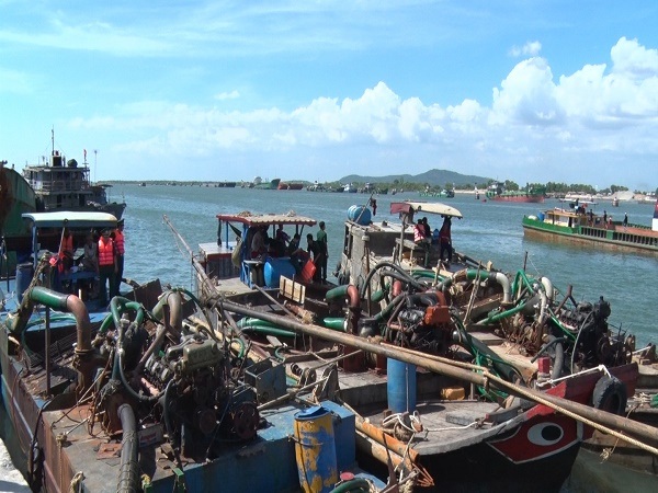 Bắt nóng 6 tàu “cát tặc” - 1 Các phương tiện khai thác cát trái phép bị tạm giữ