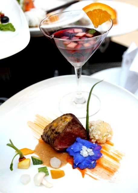 Bò nướng sốt chanh dây ăn kèm rau đậu xào bơ.