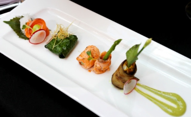 Nguyên liệu chính nhận được là cá, các đầu bếp của Sofitel Plaza Hà Nội đã chế biến được món khai vị tới bốn món, mang tên Cá khai vị tổng hợp. Đa số các món của đầu bếp Nguyễn Minh Phúc và hai thành viên đều được khen ngon. Trong ảnh: Món cá khai vị tổng hợp.