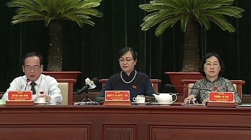 “Chén cơm mình ăn, áo mình mặc là từ tiền của nhân dân!” - 2
Bà Quyết Tâm (giữa) đặt hàng các đại biểu nghiên cứu giải pháp cải cách hành chính.