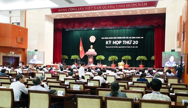 “Chén cơm mình ăn, áo mình mặc là từ tiền của nhân dân!” - 1 Kỳ họp thứ 20 - HĐND TPHCM khóa VIII bắt đầu ngày làm việc thứ 2