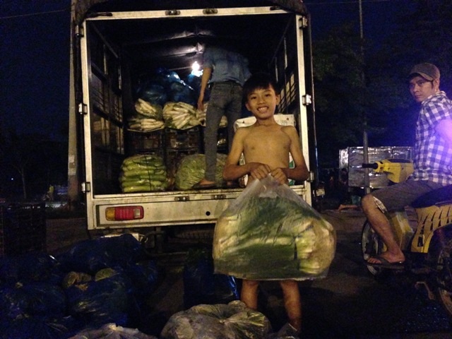 Em Lâm Quốc Huy vất vả bốc hàng ngàn kg rau mưu sinh mỗi đêm tại chợ Bình Điền
