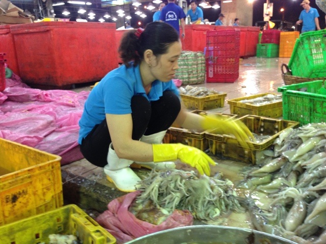 Chị Lâm Thị Hương gần 10 năm gắn bó với việc bóc mực thuê