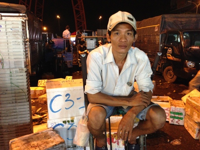 Anh Trần Văn Mệnh, bốc vác thuê tại chợ nông sản Thủ Đức