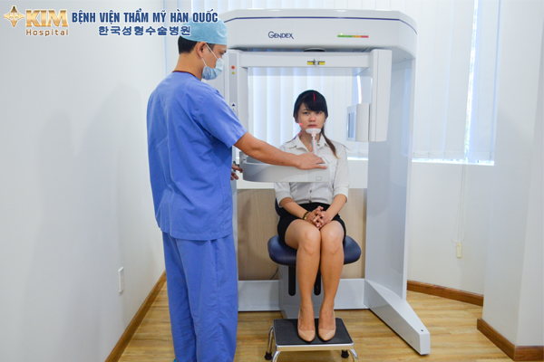 Độn cằm có tạo được mặt V line hay không? - 3 Tại bệnh viện KIM, khách hàng được kiểm tra cấu trúc xương hàm, xương cằm trước khi thực hiện độn cằm V line