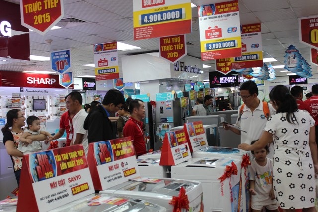 Các hãng sản xuất như Samsung, Sharp, Philips, Toshiba, Hitachi… đồng loạt giới các sản phẩm mới ra thị trường trong dịp Tết nên lượng khách tăng cao